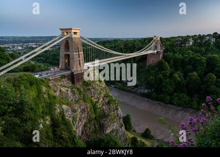 Bristol, Inghilterra, Regno Unito - 30 maggio 2020: Le luci illuminano il ponte sospeso Clifton al tramonto a Bristol. Foto Stock