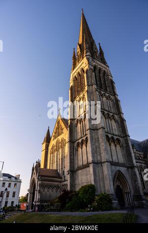 Bristol, Inghilterra, Regno Unito - 28 maggio 2020: Il sole serale splende sulla torre gotica della Chiesa di Cristo a Clifton. Foto Stock