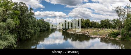 Graz, Austria : 1 giugno 2020 : Paesaggio con vista panoramica del parco Augarten sul fiume Mur, nella capitale dello stato federale della Stiria, Graz, Austria. Foto Stock