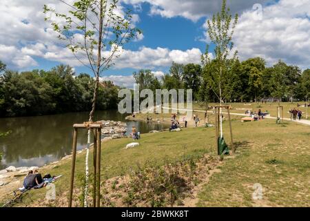 Graz, Austria : 1 giugno 2020 : Paesaggio con vista panoramica del parco Augarten sul fiume Mur, nella capitale dello stato federale della Stiria, Graz, Austria. Foto Stock