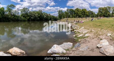 Graz, Austria : 1 giugno 2020 : Paesaggio con vista panoramica del parco Augarten sul fiume Mur, nella capitale dello stato federale della Stiria, Graz, Austria. Foto Stock