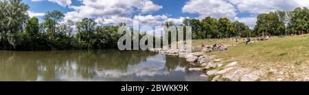 Graz, Austria : 1 giugno 2020 : Paesaggio con vista panoramica del parco Augarten sul fiume Mur, nella capitale dello stato federale della Stiria, Graz, Austria. Foto Stock