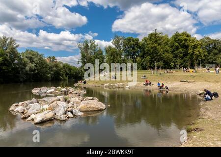 Graz, Austria : 1 giugno 2020 : Paesaggio con vista panoramica del parco Augarten sul fiume Mur, nella capitale dello stato federale della Stiria, Graz, Austria. Foto Stock