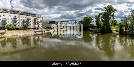 Graz, Austria : 1 giugno 2020 : vita urbana con ponte ferroviario sopra il fiume Mur, nella capitale dello stato federale della Stiria, Graz, Austria. Foto Stock