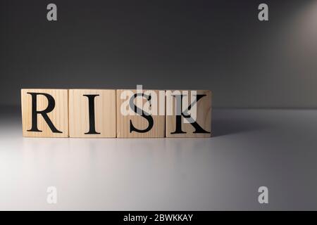 La parola rischio è stata scritta con cubetti di legno. Foto Stock