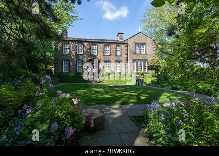 Vista del Bronte Parsonage Museum di Howarth, West Yorkshire dal giardino in un pomeriggio estivo soleggiato Foto Stock