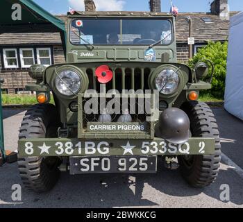 Vista frontale di una classica jeep Willys della seconda Guerra Mondiale Con la gabbia di piccione vettore al fine settimana di Howarth 1940's. Foto Stock