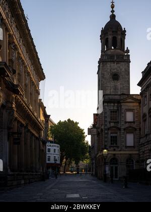 Bristol, Inghilterra, Regno Unito - 25 maggio 2020: La luce dell'alba cade sugli edifici storici di Corn Street nel centro storico di Bristol. Foto Stock