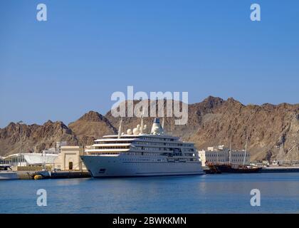 Nave ormeggiata a Port Sultan Qaboos, Mascate, Sultanato di Oman. Foto Stock