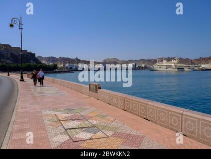 Turisti che camminano sulla Corniche di Mutrah a Muscat, Oman. Foto Stock