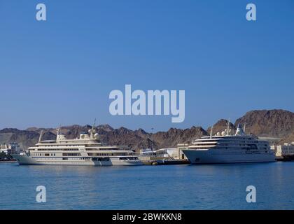 Navi ormeggiate a Port Sultan Qaboos, Mascate, Sultanato dell'Oman. Foto Stock