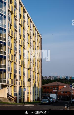 Bristol, Inghilterra, Regno Unito - 4 maggio 2020: Il sole splende sulla Proctor House, un blocco di lastre di alloggiamento del consiglio, nella tenuta Redcliffe council di Bristol, con il colore Foto Stock