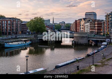 Il Redcliffe Bascule Bridge attraversa il porto galleggiante di Bristol, con alle spalle il paesaggio urbano del centro di Bristol. Foto Stock