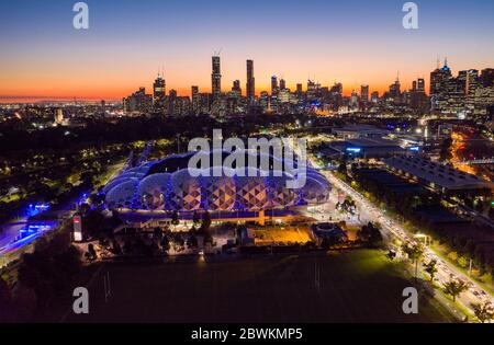 Melbourne Australia 15 Maggio 2020 : veduta aerea notturna dello stadio AAMI e della città di Melbourne al tramonto Foto Stock