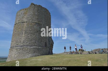 Alla gente al castello di Hadleigh in Hadleigh, Essex come il pubblico è ricordato praticare l'allontanamento sociale dopo il rilassamento delle restrizioni di blocco in Inghilterra. Foto Stock