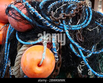 Rete da pesca con boe, corde e catene Foto Stock