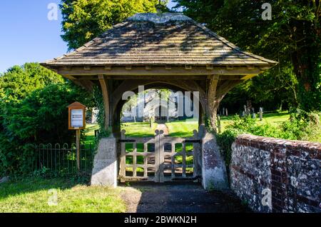 Wimborne Minster, Inghilterra, Regno Unito - 29 giugno 2013: Un tradizionale cancello di lico si trova all'ingresso del cimitero di San Michele nel villaggio di Gussale St Michael Foto Stock