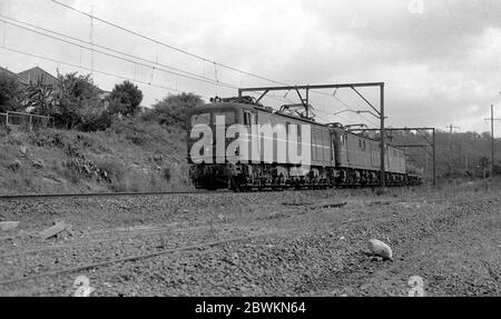 Locomotive elettriche NSWGR Classe 46 che tirano un treno merci a Gosford, nuovo Galles del Sud, Australia. 1987. Foto Stock