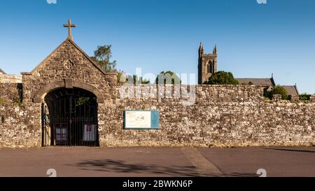 Shaftesbury, Inghilterra, Regno Unito - 28 luglio 2012: Il sole splende sulle pareti della rovinata Abbazia di Shaftesbury nel Dorset. Foto Stock