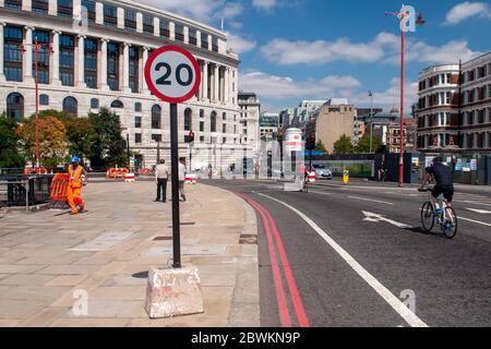 Londra, Inghilterra, Regno Unito - 30 luglio 2011: I ciclisti e il traffico automobilistico passano attraverso l'incrocio di Blackfriars Bridge e Queen Victoria Street durante il rebui Foto Stock