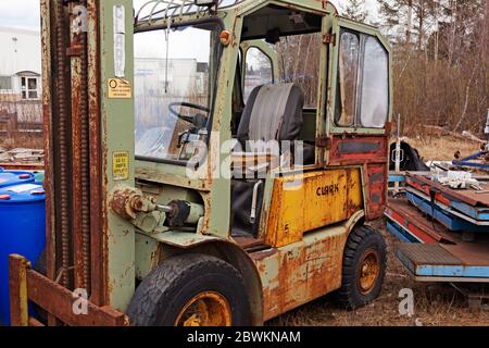 Umea, Norrland Svezia - 7 maggio 2020: Un vecchio carrello elevatore arrugginito in un'area industriale Foto Stock