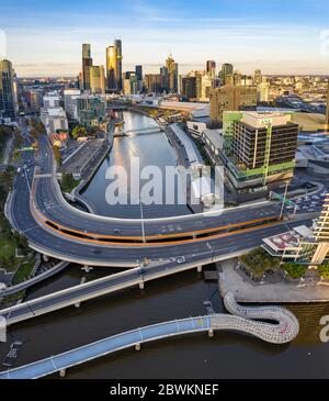 Melbourne Australia 18 Maggio 2020 : Vista aerea del ponte Webb nel quartiere docklands di Melbourne con Southbank sullo sfondo Foto Stock