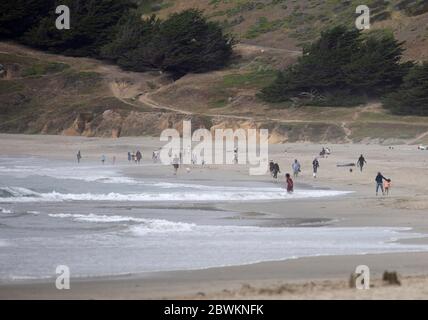 Los Angeles, Stati Uniti. 1 Giugno 2020. La gente si diverte alla spiaggia pacifica nella contea di San Mateo, Stati Uniti, 1 giugno 2020. Credit: Li Jianguo/Xinhua/Alamy Live News Foto Stock