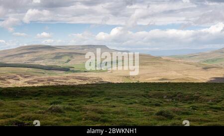 Il sole splende sull'alta brughiera di Wild Boar cadde e le valli di Eden e Garsdale nelle colline dello Yorkshire Dales. Foto Stock