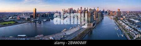 Melbourne Australia 18 Maggio 2020 : Vista aerea del quartiere docklands di Melbourne con il CBD sullo sfondo Foto Stock