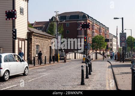 Bristol, Inghilterra, Regno Unito - 20 aprile 2011: Ciclisti e pedoni attraversano lo storico ponte oscillante Prince's Street sulle banchine del porto galleggiante di Bristol. Foto Stock