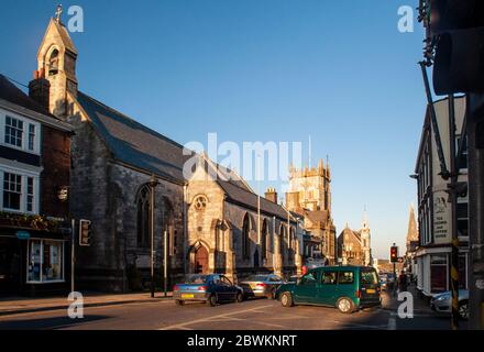 Dorchester, Inghilterra, Regno Unito - 23 marzo 2011: Code di traffico accanto alle chiese e agli edifici civili su High West Street a Dorchester, la Dorset County Town Foto Stock