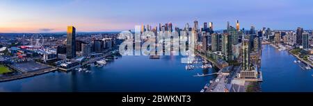 Melbourne Australia 18 Maggio 2020 : Vista aerea del quartiere docklands di Melbourne con il CBD sullo sfondo Foto Stock