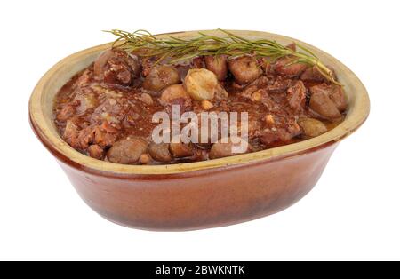 Bourguignon di manzo con sugo di vino rosso, funghi e scalogni in un rustico piatto da forno isolato su sfondo bianco Foto Stock