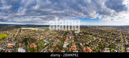 Vista aerea a 180 gradi del sobborgo di Melbourne di Preston Victoria in una giornata nuvolosa d'autunno. La città di Melbourne può essere vista in lontananza. Foto Stock