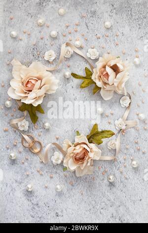 Cornice rotonda con fiori rosa e bianco rosa su sfondo di marmo grigio. Foto Stock