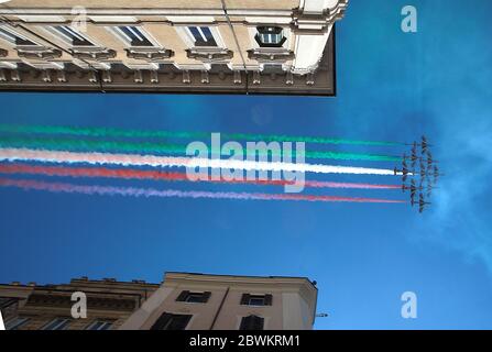 Roma, Italia. 02 giugno 2020. Roma, passaggio delle frecce Tricolori, all'altare della Patria, in occasione della foto Giornata della Repubblica: Credit: Independent Photo Agency/Alamy Live News Foto Stock