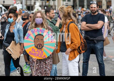 Dimostrazione ad Amsterdam. Manifestanti che hanno denunciato la brutalità della polizia contro cittadini afro-americani negli Stati Uniti dopo la morte di George Floyd. Foto Stock