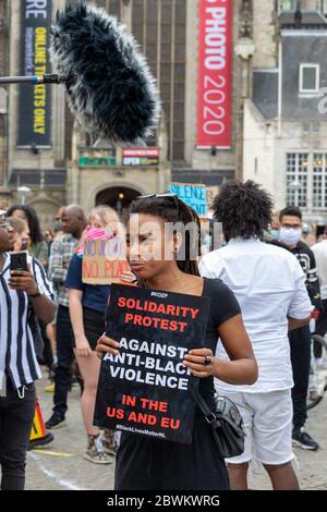 Dimostrazione ad Amsterdam. Manifestanti che hanno denunciato la brutalità della polizia contro cittadini afro-americani negli Stati Uniti dopo la morte di George Floyd. Foto Stock