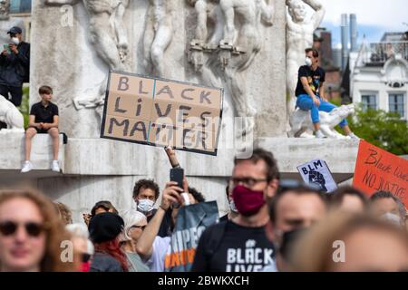 Dimostrazione ad Amsterdam. Manifestanti che hanno denunciato la brutalità della polizia contro cittadini afro-americani negli Stati Uniti dopo la morte di George Floyd. Foto Stock