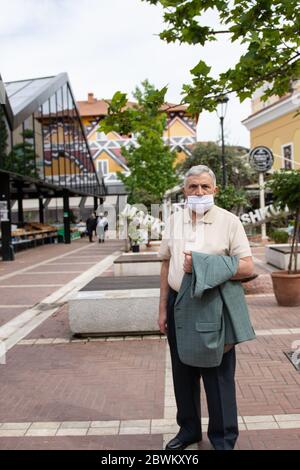 Tirana.Albania .Maggio 2020:Ritratto di un vecchio uomo che indossa maschera facciale. Foto Stock