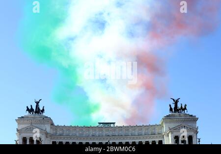 Roma, Italia. 02 giugno 2020. Roma, le frecce Tricolori e alcuni maniofestanti nell'anniversario della giornata della Repubblica Credit: SPP Sport Press Photo. /Alamy Live News Foto Stock