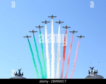 Roma, Italia. 02 giugno 2020. Roma, le frecce Tricolori e alcuni maniofestanti nell'anniversario della giornata della Repubblica Credit: SPP Sport Press Photo. /Alamy Live News Foto Stock