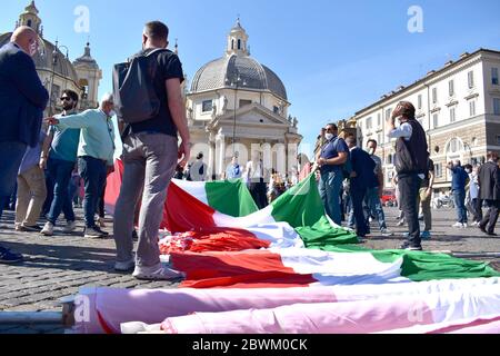 Roma, Italia. 02 giugno 2020. Roma, le frecce Tricolori e alcuni maniofestanti nell'anniversario della giornata della Repubblica Credit: SPP Sport Press Photo. /Alamy Live News Foto Stock