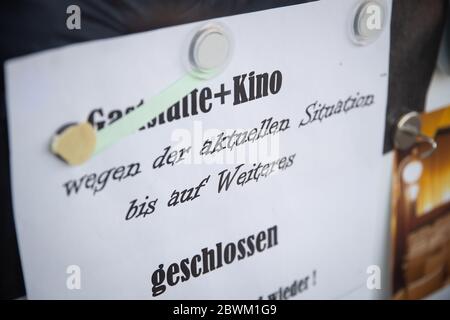 Quernheim, Germania. 27 maggio 2020. Il film "cinema chiuso" è scritto su un foglio di carta nell'esposizione del cinema Lichtburg, nell'idilliaco villaggio di Quernheim, probabilmente la più piccola città cinematografica della Germania. I cinema sono chiusi da marzo - molti sono ora minacciati di fallimento. La crisi di Corona colpisce tutti, dai piccoli cinema in campagna ai multiplex della città. Credit: Friso Gentsch/dpa/Alamy Live News Foto Stock