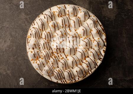 Torta alla crema con noci su sfondo scuro Foto Stock