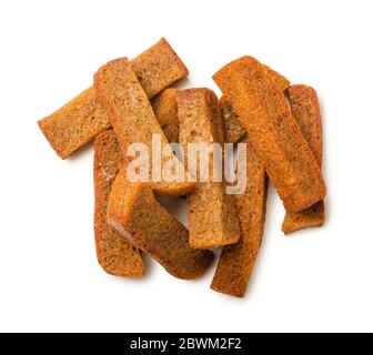 Tostare le briciole di pane isolate su sfondo bianco. Un pezzo di pane marrone. Briciole di crostini di pane. Foto Stock