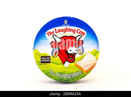 Alberton, Sudafrica - una scatola del formaggio di mucca di Laughing ha sparso le parti isolate su un'immagine chiara di sfondo con lo spazio di copia Foto Stock