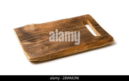 Vecchio tagliere rettangolare in legno isolato su sfondo bianco Foto Stock