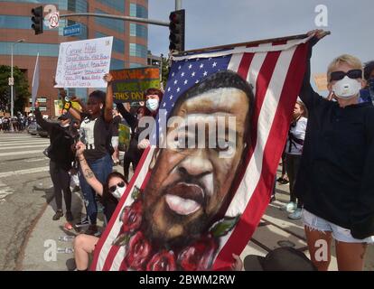 Los Angeles, Stati Uniti. 01 Giugno 2020. Un gruppo di dimostranti si riunisce fuori dall'edificio federale nella sezione Westwood di Los Angeles per protestare pacificamente contro l'uccisione di George Floyd il giorno del Memorial Day a Los Angeles lunedì 1 giugno 2020. Proteste pacifiche a Hollywood e Van Nuys sono state marziate quando decine di saccheggiatori, molti dei quali sembravano non essere collegati alle manifestazioni, hanno fatto irruzione nelle aziende vicine. Foto di Jim Ruymen/UPI Credit: UPI/Alamy Live News Foto Stock