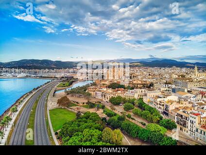 Antenna vista drone Maiorca cityscape, strada lungo la costa del mar Mediterraneo e la famosa cattedrale di Palma de Mallorca o Le Seu. Spagna Foto Stock